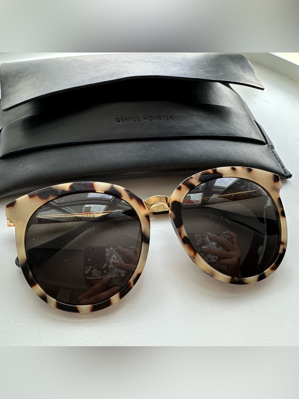GENTLE MONSTER Tortoiseshell Round Sunglasses with Gold Temples